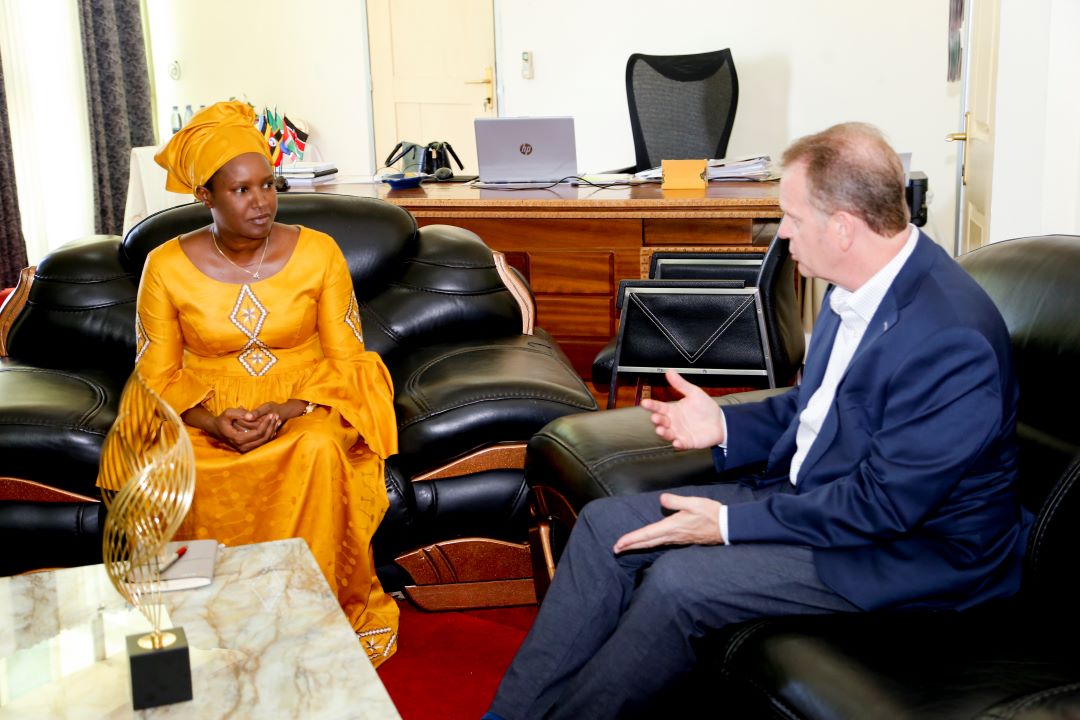 Entretien entre l’Ombudsman Aimée Laurentine Kanyana et le Président du Conseil d’administration et bailleur principal de l’ONG Amazi Water, Mr Robert Vanman 